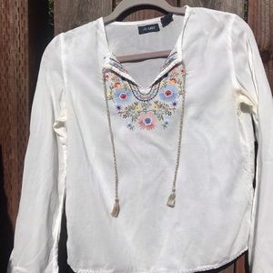 Hippie white blouse with pastel embroidery